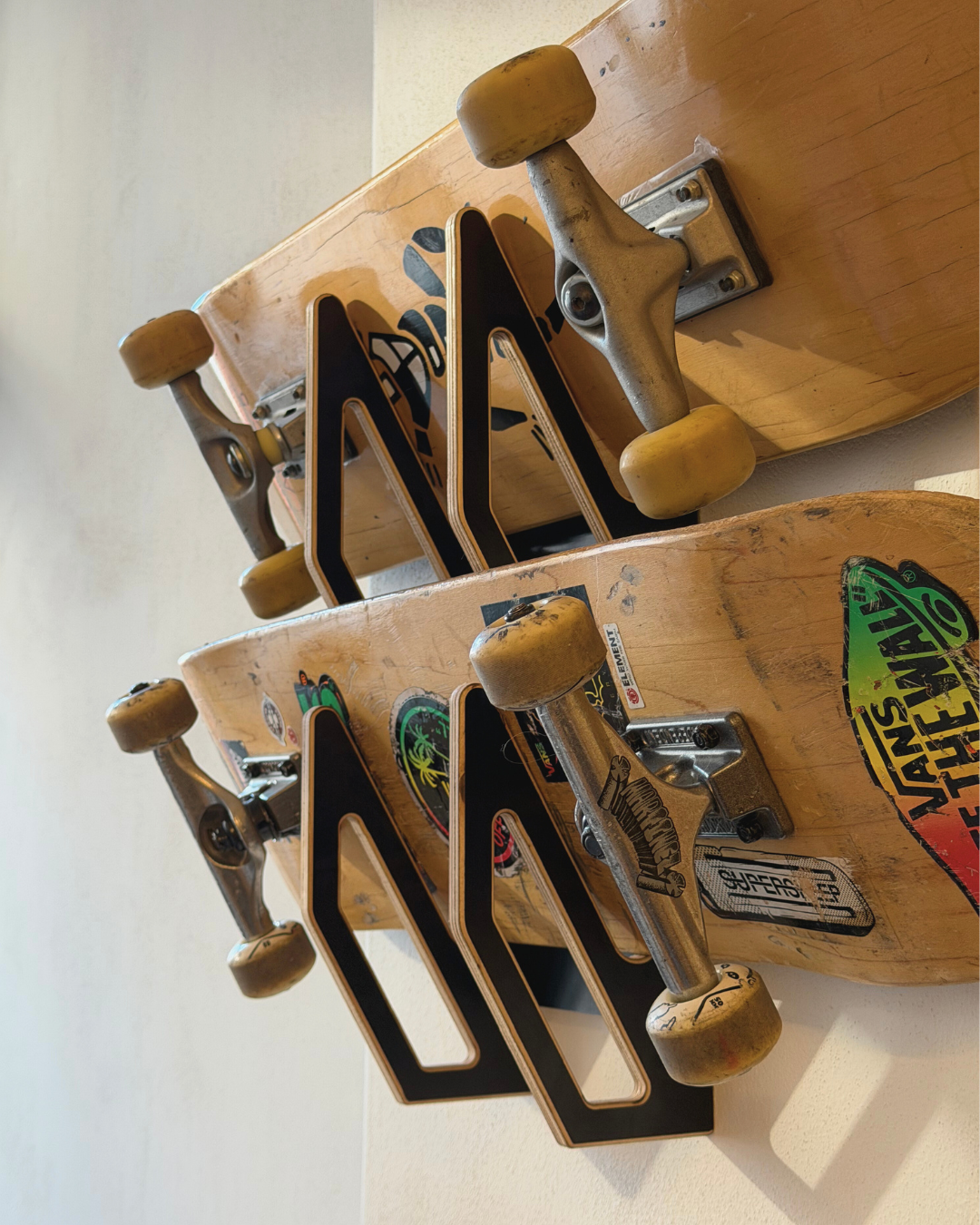 Support mural noir pour 2 skateboards