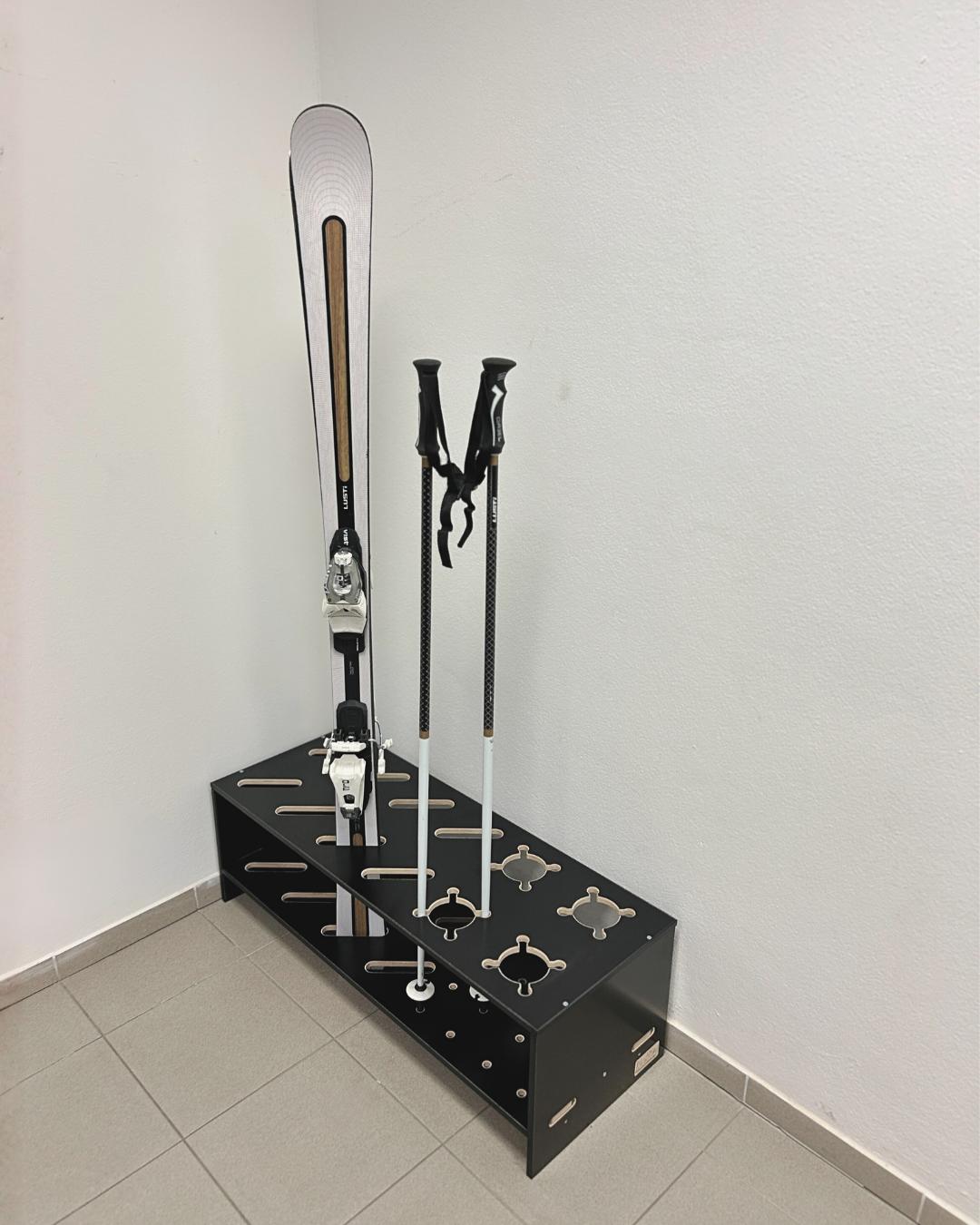 Porte-skis et bâton combiné en bois
