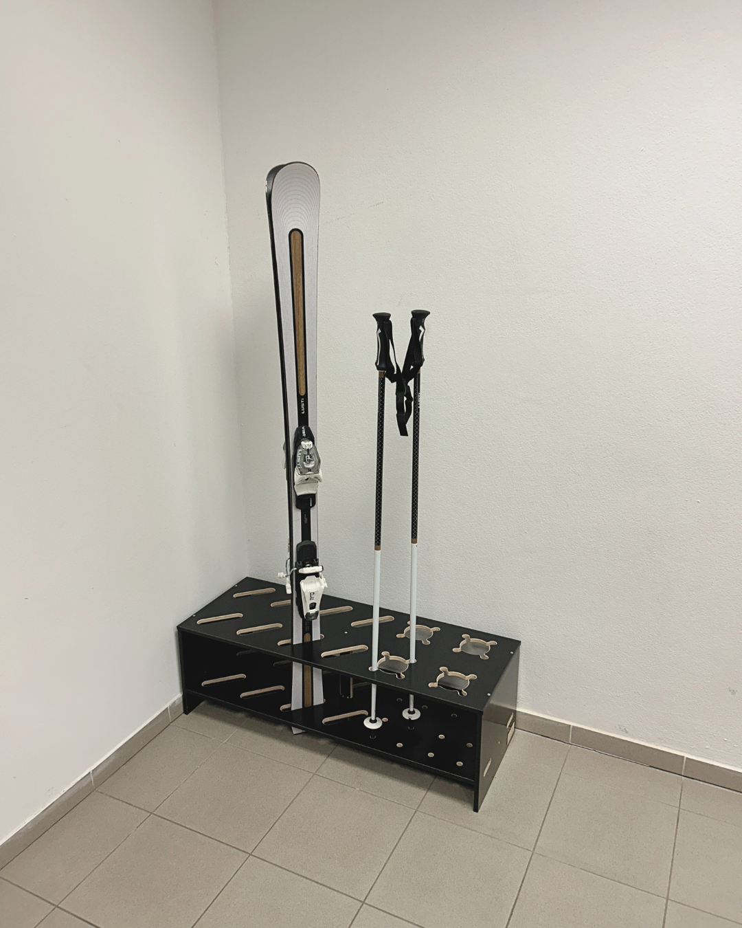 Porte-skis et bâton combiné en bois