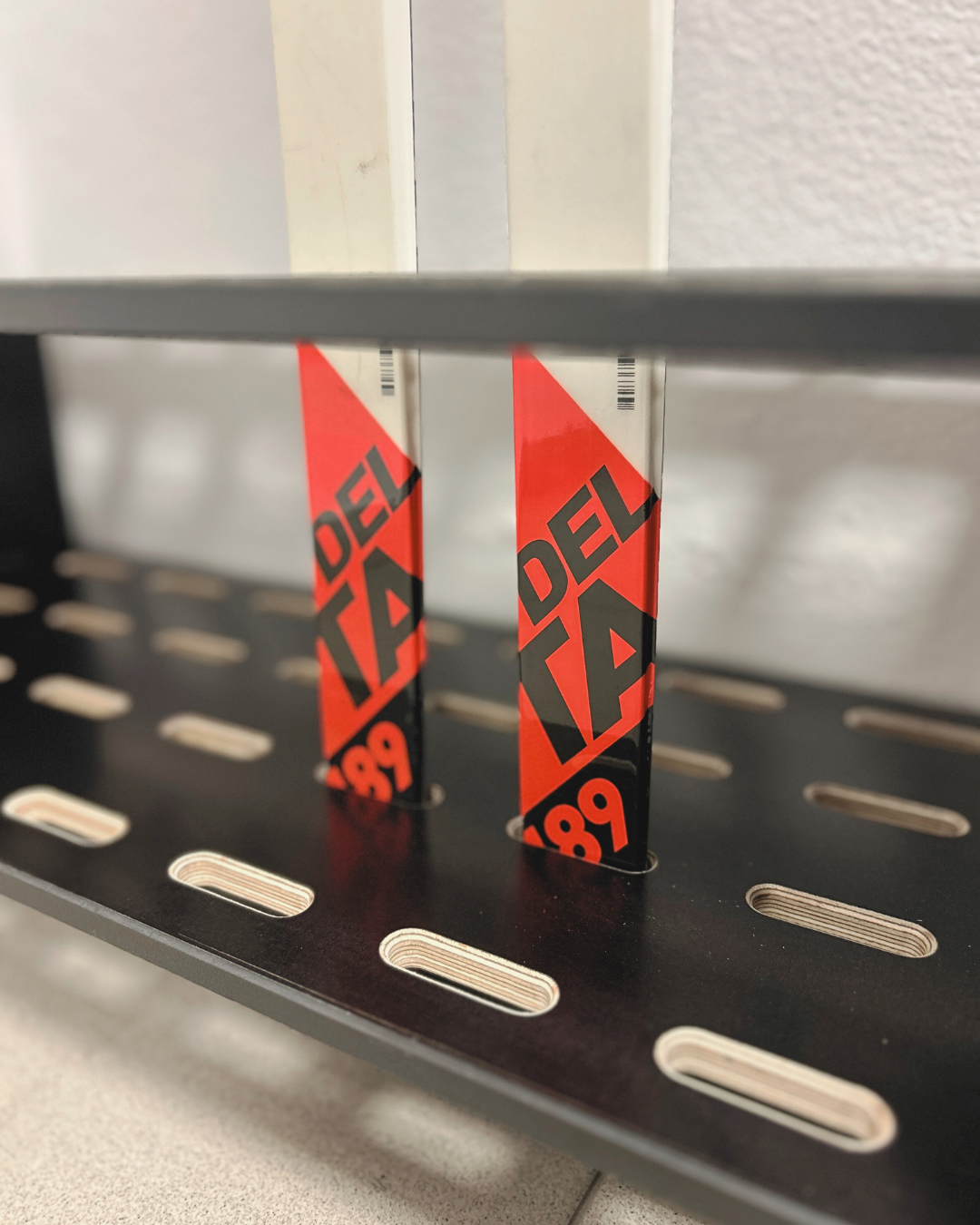 Porte-skis en bois pour 14 paires de skis de fond