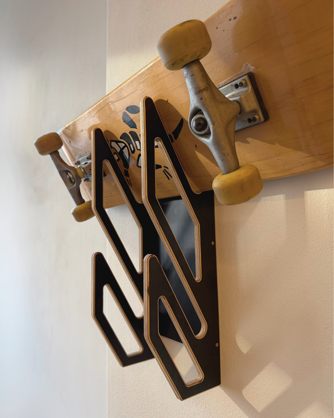 Support mural noir pour 2 skateboards